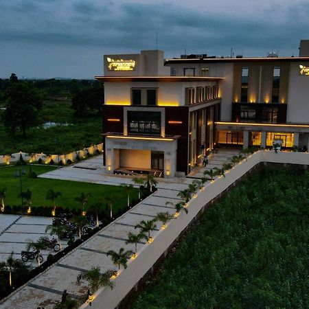 Krishna'S Courtyard Hotel & Convention Urāli المظهر الخارجي الصورة